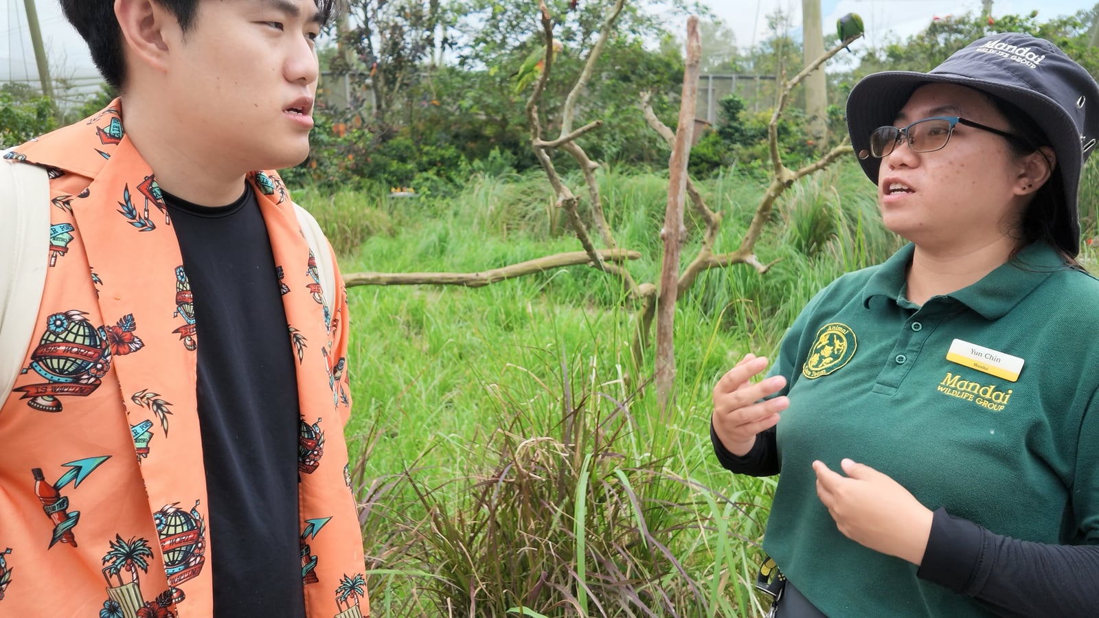 A Naviary breeder discussing questions with another keeper